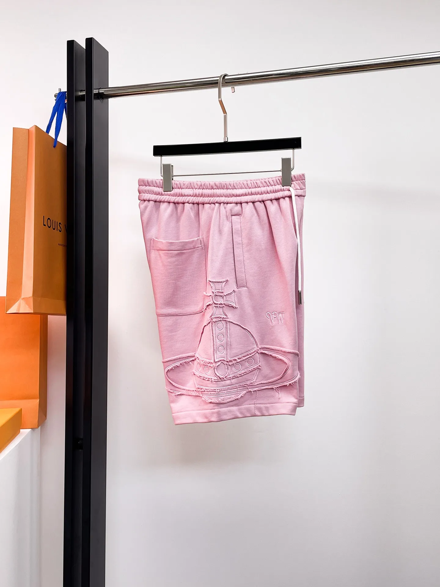 The Queen Mother's three-standard complete 2026 summer New Arrival men's casual shorts, advanced custom-made fabric Breathable fabric, Breathable elasticity and comfort, impeccable details, top-grade accessories, original logo design concept, delicate and soft feel! The upper body fit is awesome! Size: M-XXXL Please state your height and weight when ordering